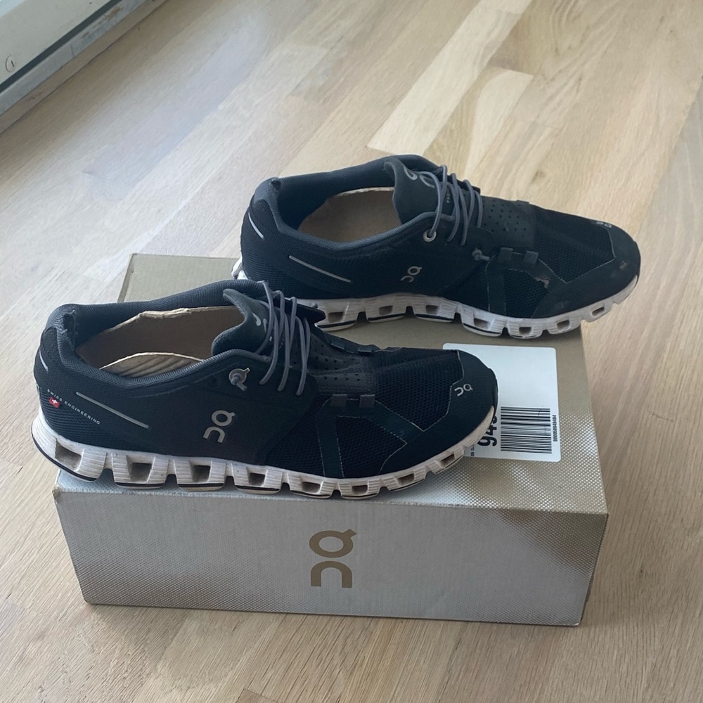 On Cloud Cloud 5 Sneakers. In good used condition.
